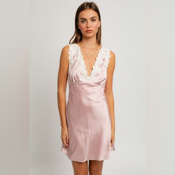 Le Lis Collection Satin and Lace Trim Mini Dress, Size Medium, Pink, NWT - Picture 2 of 16